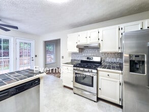 2047 Arbor Forest Dr SW in Marietta, GA - Foto de edificio - Building Photo