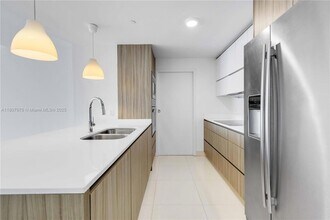 600 NE 27th St, Unit 3102 in Miami, FL - Building Photo - Building Photo