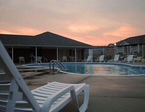 Charlestown Crossing Apartments in New Albany, IN - Foto de edificio - Building Photo