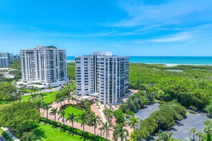 6075 Pelican Bay Blvd in Naples, FL - Building Photo