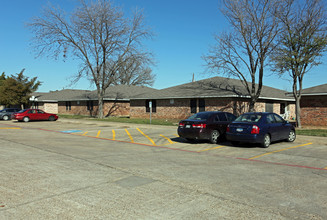 May Road Apartments in Seagoville, TX - Foto de edificio - Building Photo