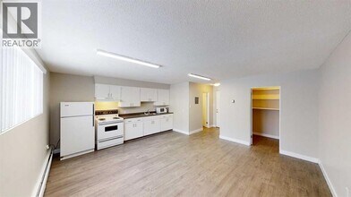 9932-9105 105 Ave in Grande Prairie, AB - Building Photo - Building Photo