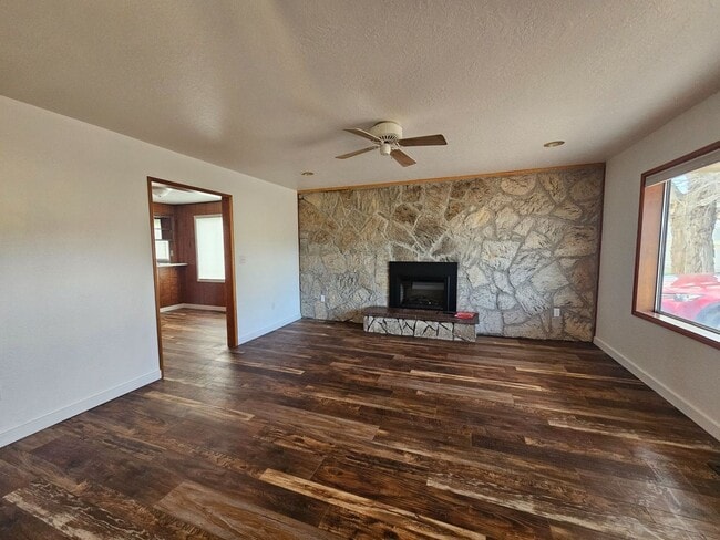 335 SE 8th St in Madras, OR - Building Photo - Building Photo