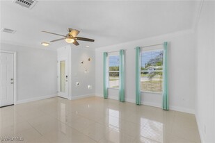 5251 Tower Dr in Cape Coral, FL - Foto de edificio - Building Photo