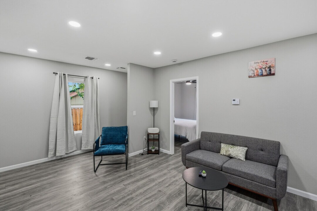 2306 E Houston St in San Antonio, TX - Building Photo