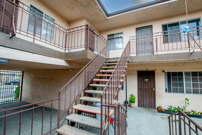 10520 S Figueroa St in Los Angeles, CA - Building Photo - Building Photo