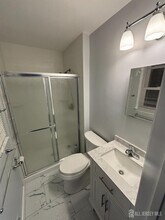 21 Teaberry Dr in Edison, NJ - Building Photo - Building Photo