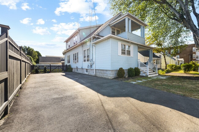 27 Churchill St in Fairfield, CT - Building Photo - Building Photo