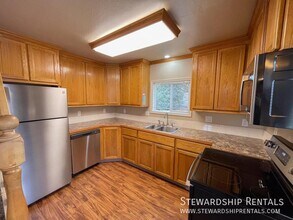 1472 E 19th Ave in Eugene, OR - Building Photo - Building Photo