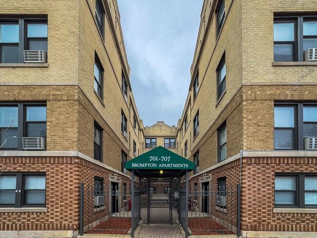 721 W Brompton Ave, Unit J08P in Chicago, IL - Foto de edificio - Building Photo