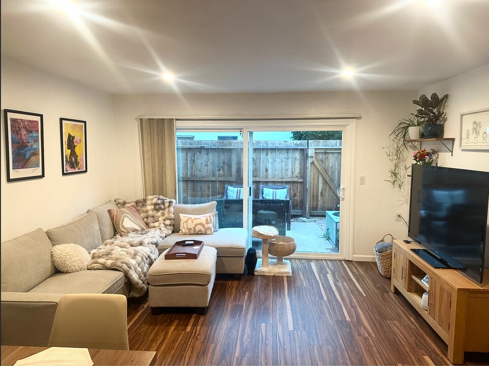 1411 Creekside Dr, Unit 14 in Walnut Creek, CA - Foto de edificio