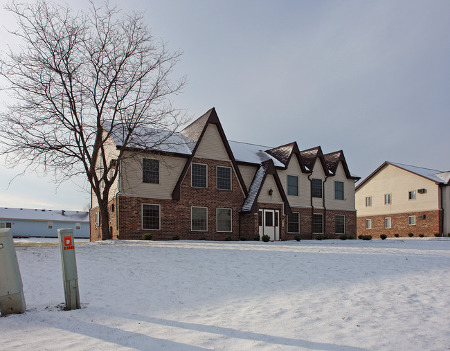 7485-7489 Huntington Dr in Youngstown, OH - Building Photo - Building Photo