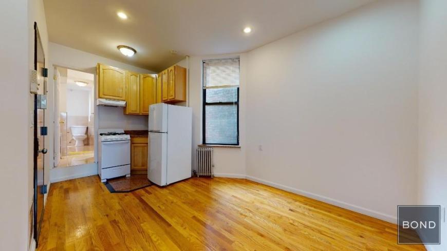 214 E 10th St in New York, NY - Building Photo