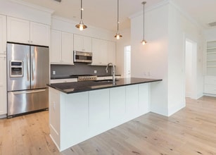 745 Boston Post Road in Darien, CT - Foto de edificio - Building Photo