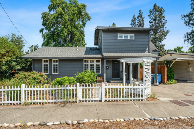 205 Haydon St in Healdsburg, CA - Building Photo - Building Photo