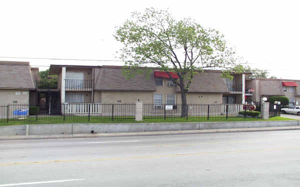 Acacia Village in Dallas, TX - Foto de edificio