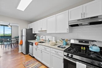 Westchester Tower Apartments in College Park, MD - Foto de edificio - Building Photo