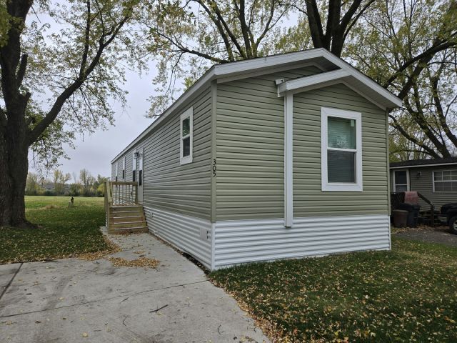 305 Louva Ln in Mankato, MN - Building Photo