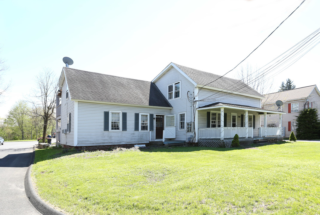 15 East Granby Rd in Granby, CT - Building Photo