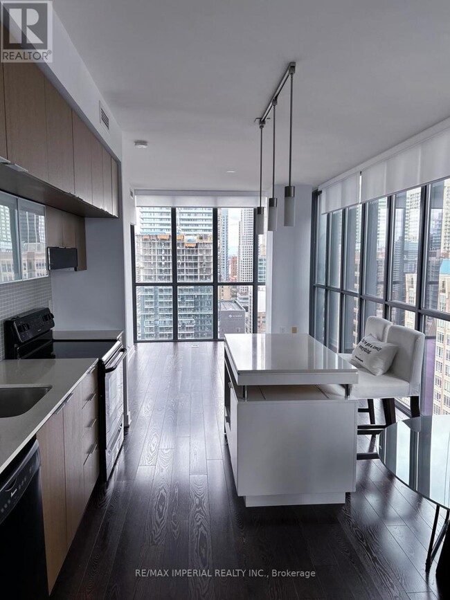 110 Charles St E in Toronto, ON - Building Photo - Building Photo