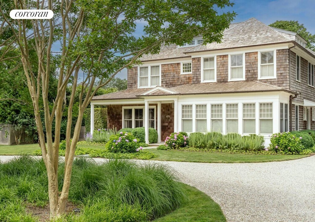 69 Gould St in East Hampton, NY - Building Photo