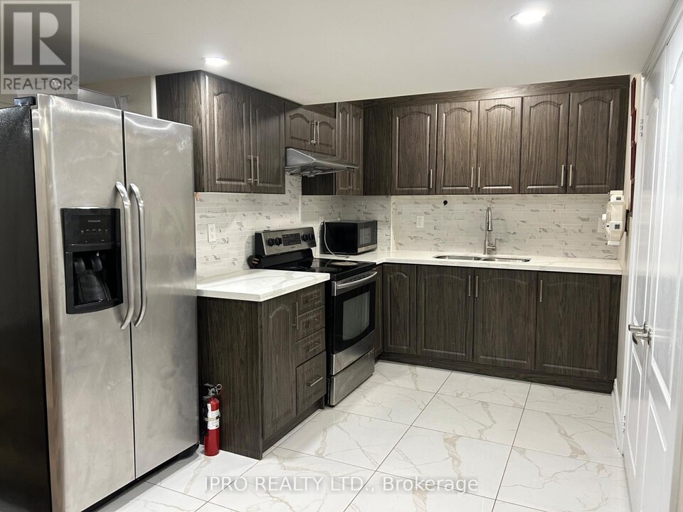 6 Junetown Cir in Brampton, ON - Building Photo