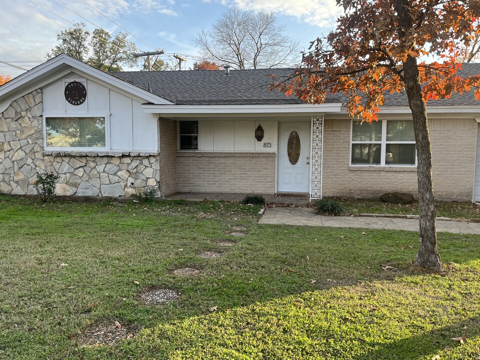 813 Royal Terrace in Hurst, TX - Building Photo