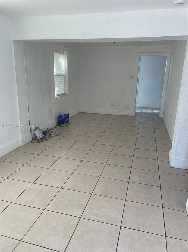 1271 NW 68th St in Miami, FL - Building Photo - Building Photo