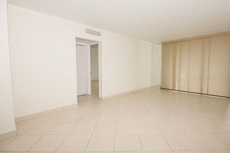 301 Croton Ave, Unit 201 in Lantana, FL - Building Photo - Building Photo