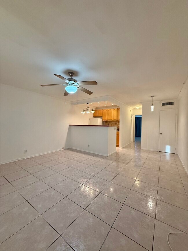 467 Golden Isles Dr, Unit 207 in Hallandale Beach, FL - Building Photo - Building Photo