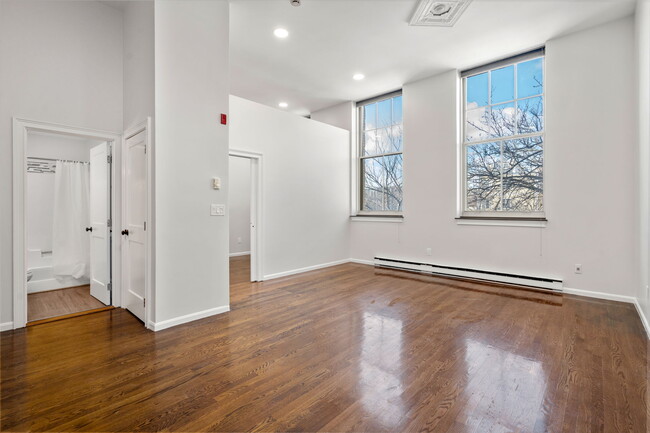 350 W 4th St, Unit 207 in Boston, MA - Building Photo - Building Photo