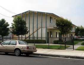 The Oasis Apartments in Hawthorne, CA - Building Photo - Building Photo