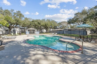 Autumn Sunrise in Corpus Christi, TX - Foto de edificio - Building Photo
