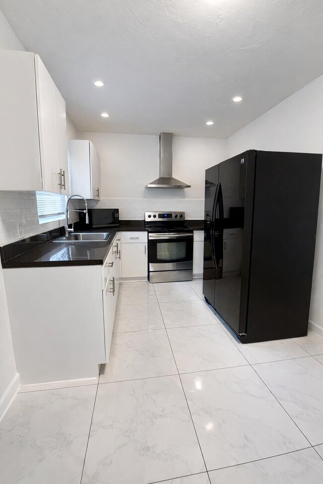 1942 Funston St in Hollywood, FL - Building Photo - Building Photo