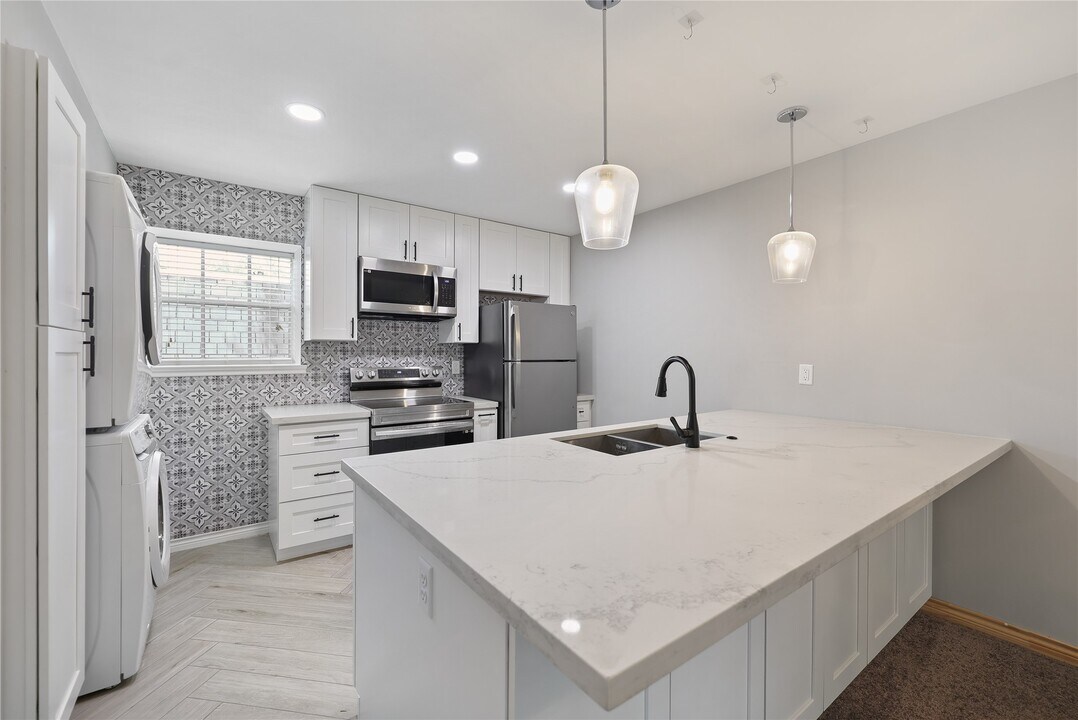 9015 Gaylord Dr in Houston, TX - Building Photo