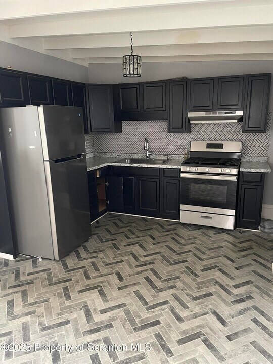 17 E Carey St in Wilkes-Barre, PA - Building Photo