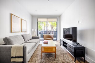 129 S Kings Rd in Los Angeles, CA - Building Photo