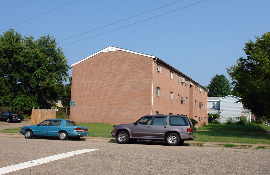 2400 Caroline St in Fredericksburg, VA - Building Photo