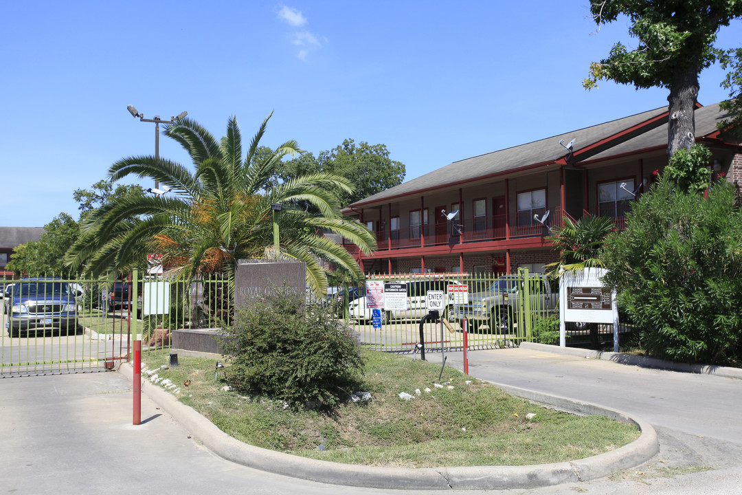 Royal Garden Apartments in Houston, TX - Building Photo