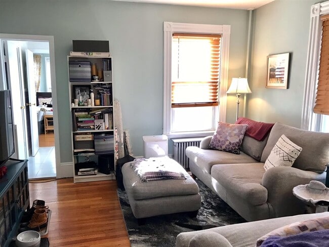 145 Orchard St, Unit 1 in Somerville, MA - Foto de edificio - Building Photo