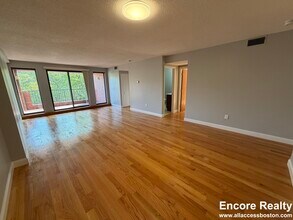 1850 Beacon St, Unit 3 in Brookline, MA - Building Photo - Building Photo
