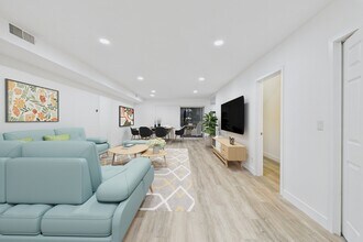 Natick Park South in Sherman Oaks, CA - Foto de edificio - Building Photo