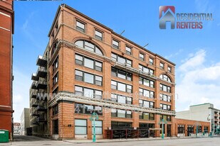 239 E Chicago St in Milwaukee, WI - Building Photo