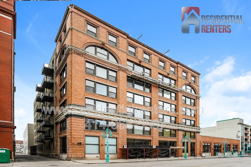 239 E Chicago St in Milwaukee, WI - Building Photo