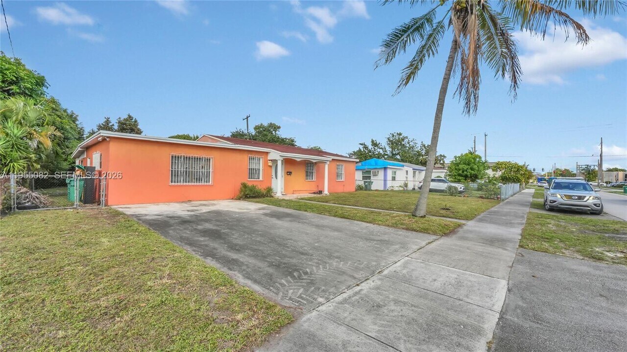 265 NW 188th St in Miami, FL - Building Photo