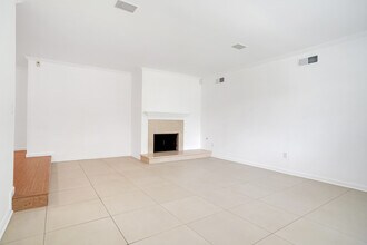 20004 Septo St in Chatsworth, CA - Foto de edificio - Building Photo