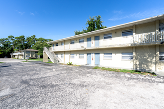 Broadway Apartments in Ft. Myers, FL - Foto de edificio - Building Photo