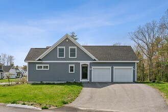 2 Lodge Dr in Saco, ME - Building Photo - Building Photo