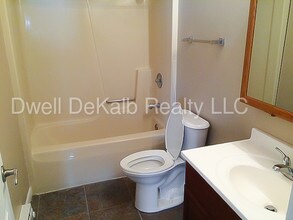 820 Edgebrook Dr-Unit -8 in Dekalb, IL - Building Photo - Building Photo