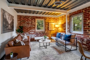 15 Burbank Dr SW in Atlanta, GA - Building Photo